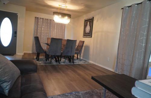 Southeast Arlington House | Peaceful Family Retreat Near AT&T Stadium, Texas Rangers, Six Flags, Epic Waters Indoor Waterpark, DFW Airport & More!