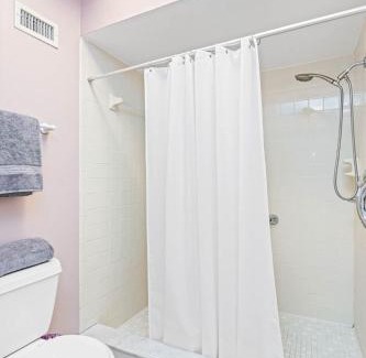 Greater Northdale House | Peaceful Geataway Amazing location near all