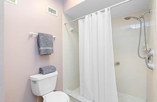 Greater Northdale House | Peaceful Geataway Amazing location near all