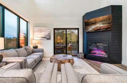 Sevierville House | Peaceful Getaway Luxe Cabin w Private Pool