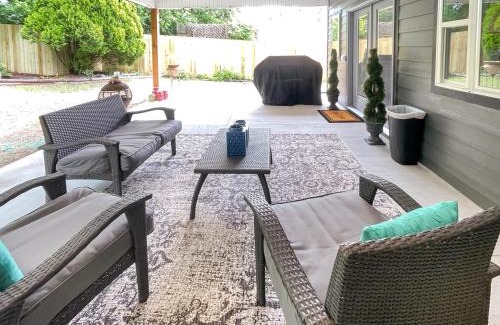 Fayetteville House | Peaceful Getaway - Patio Nature Custom Showers