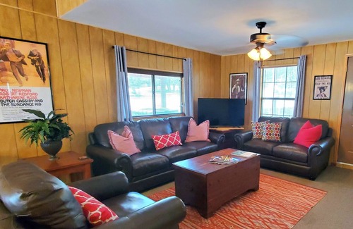 Boerne Cabin | Peaceful Hill Country Cabin surrounded by nature