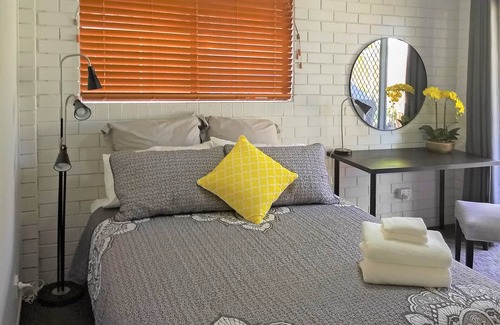 Daisy Hill Apartment | Peaceful & Homely Ground Floor Suite w/ A/C + WiFi