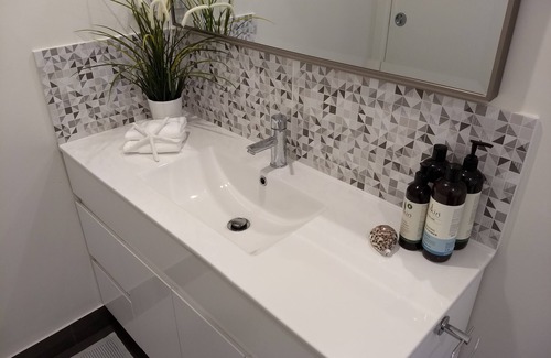 Daisy Hill Apartment | Peaceful & Homely Ground Floor Suite w/ A/C + WiFi