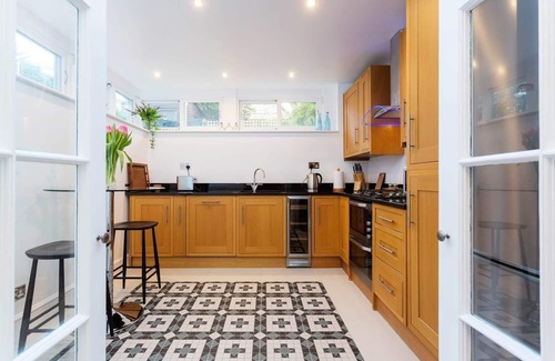 Wimbledon Apartment | Peaceful in Wimbledon, by Veeve