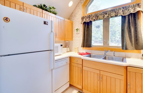 Lake Lure Cabin | Peaceful Lake Lure Cabin w/Fireplace!