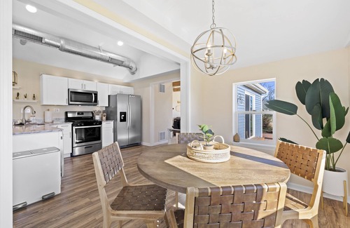 Como House | Peaceful Lakeside Retreat. Dog Friendly!