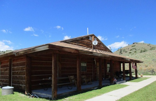 Cody House | Peaceful Logan Mountain Cabin close to Yellowstone