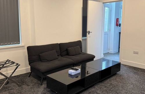 Luton Apartment | Peaceful Luton Apartment with Electric Heating & WiFi