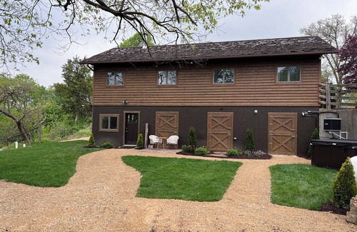 Elizabeth Cabin | Peaceful luxury honeymoon suite, ten mile view! Large hottub, on working ranch