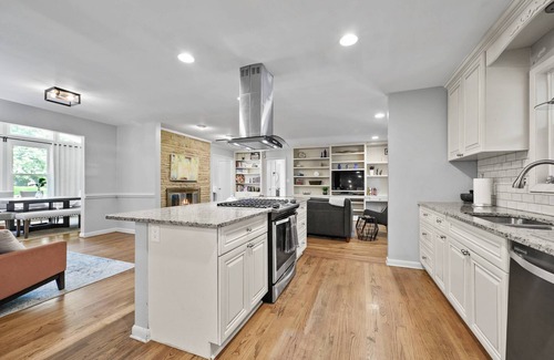 Dunwoody House | Peaceful Neighborhood Retreat Near Downtown Atlanta: Pet-friendly with Screened Porch & Grill