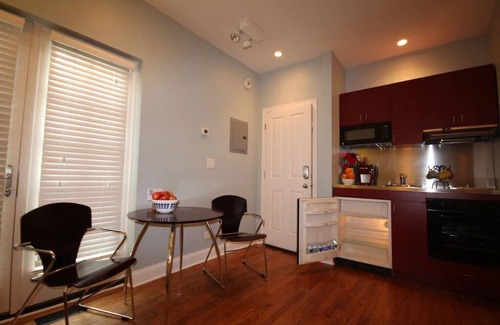 Edgewater Apartment | Peaceful Oasis in Top Chicago Neighborhood. Low Traffic, Pristine Cleanliness.