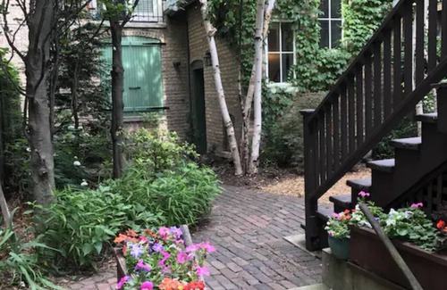 Edgewater Apartment | Peaceful Oasis in Top Chicago Neighborhood. Low Traffic, Pristine Cleanliness.