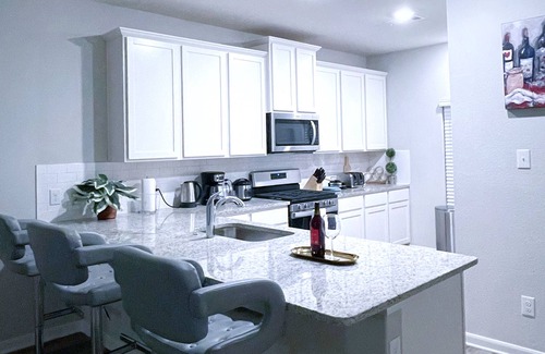 Anna House | Peaceful Quiet Clean Suite Private in a house attached full bathroom.