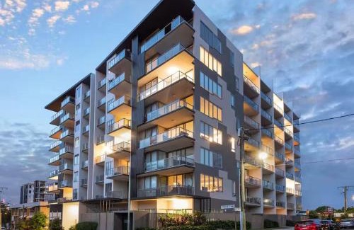 Greenslopes Apartment | Peaceful Residence with Parking