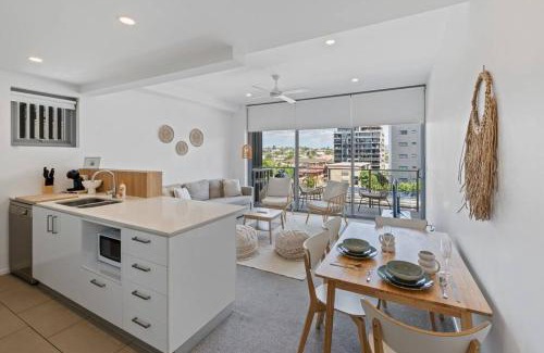 Greenslopes Apartment | Peaceful Residence with Parking
