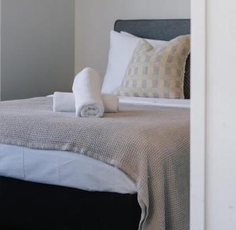 Greenslopes Apartment | Peaceful Residence with Parking