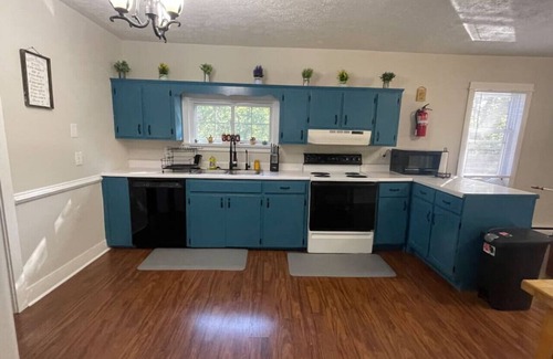 Edinburg House | Peaceful Retreat on Creekside