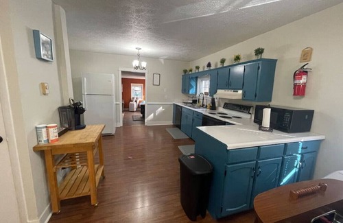 Edinburg House | Peaceful Retreat on Creekside