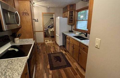 Walnut Mountain Cabin | Peaceful Retreat Steps From Ellijay! Hot Tub, Fire Pit, Room for 6, Back Porch