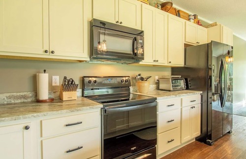 Candler Cottage | Peaceful & Scenic 3 Bedroom/2 Bath Farmhouse