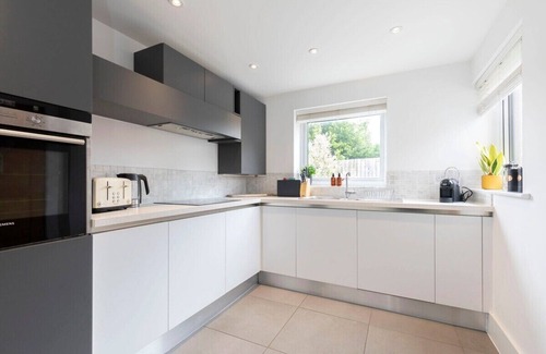 Cheltenham House | Peaceful & Spacious 2 Bed Home in Cheltenham
