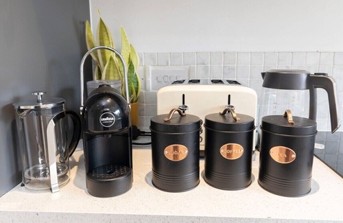 Cheltenham House | Peaceful & Spacious 2 Bed Home in Cheltenham