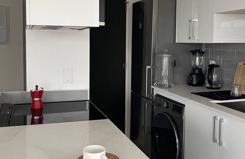 West Point Grey Apartment | Peaceful Unit 10 Min from the beach!