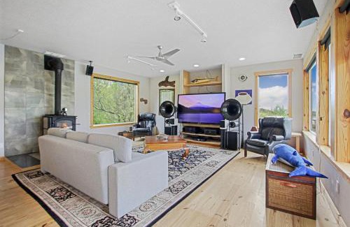 Skamokawa House | Peaceful Waterfront Escape In Skamokawa
