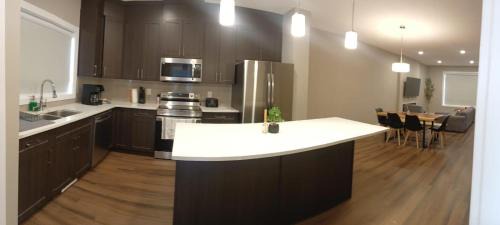 Southeast Edmonton House | Peaceful Wifi Tv Long Stays Family Friendly