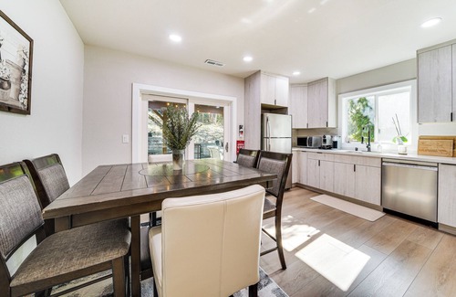 Newcastle Apartment | Peaceful Wooded Escape Near Golf Club at Newcastle