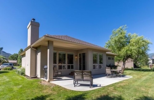 Dalton Ranch House | Peachtree Place in Dalton Ranch Golf Course Community. 4 bedrooms & 2 baths, sleeps 8. Convenient location just 10 minutes from Durango and 20 from Purgatory Ski Resort.