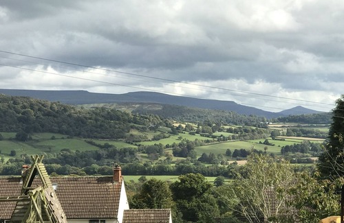 Talybont-on-Usk House | Peacock Cottage, Pet Friendly, Black Mountain Range, nestled on Brecon Beacons
