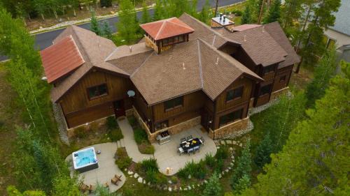 Christie Heights House | Peak 8 by AvantStay Spacious Modern Cabin w Hot Tub Views