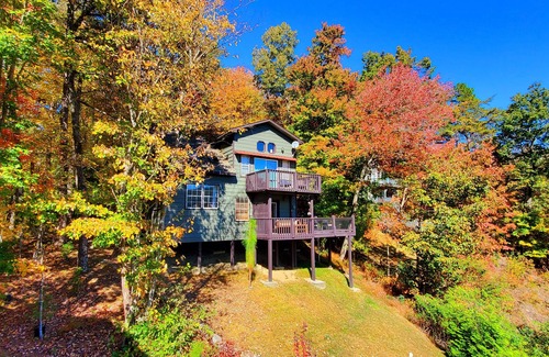 Blue Ridge Cabin | Peak color dates available Oct 21-23, 28-30, Nov 5-7