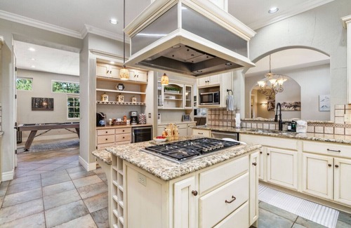 Flagstaff Cabin | *Peak Living Cabin* Hot tub*Game room*Fitness room* Outdoor fire pit*