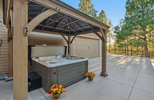 Flagstaff Cabin | *Peak Living Cabin* Hot tub*Game room*Fitness room* Outdoor fire pit*