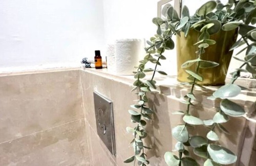 Anfa House | Pearl 17 - Central,Brand new chic with balcony