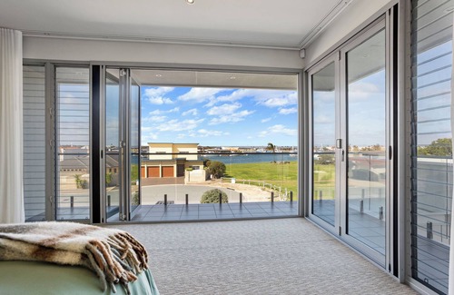 Port Lincoln House | Pearl On Calais
