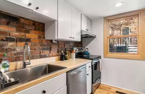 Downtown House | Pearl St Townhouse 3 bed/3 bath