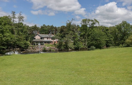 Eamont Bridge Cottage | PEBBLE PATH AT EAMONT PARK in Penrith