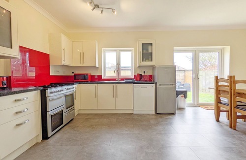 Selsey Cottage | Pebbles - a bungalow that sleeps 8 guests in 3 bedrooms