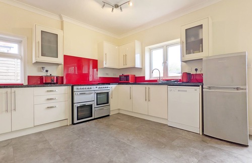 Selsey Cottage | Pebbles - a bungalow that sleeps 8 guests in 3 bedrooms