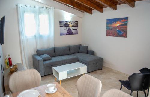 Marathias Apartment | Pecka's house by the river