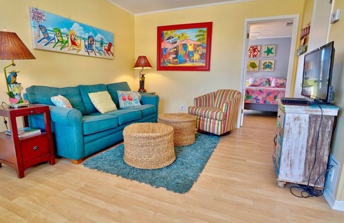 Gulf Shores Condo | PEEK-A-VIEW BALCONY VIEWS, CONVENIENT LOCATION TO EVERYTHING IN GULF SHORES