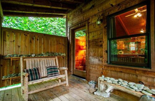 Pigeon Forge House | Peekaboo with Hot Tub, Pool Table, and Jacuzzi