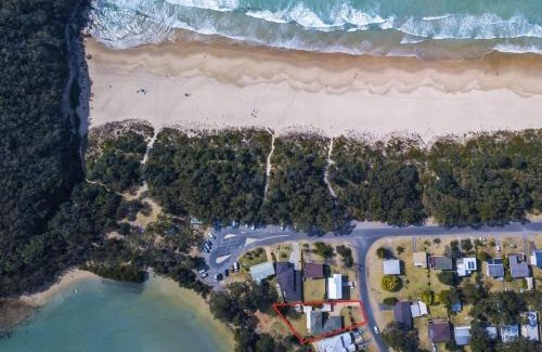 Narrawallee House | Pelican Beach House - 50m from inlet & playground