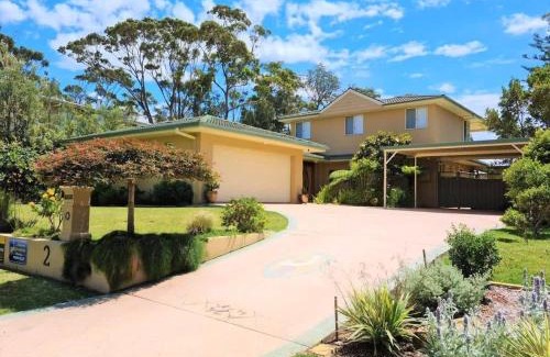 Narrawallee House | Pelican Beach House - 50m from inlet & playground