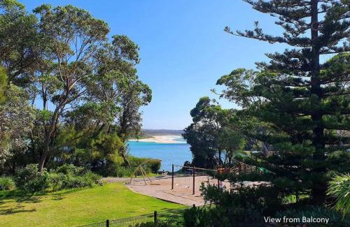 Narrawallee House | Pelican Beach House - 50m from inlet & playground