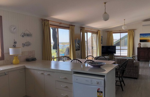 Loch Sport House | Pelican Breeze - uninterrupted views over Lake Victoria - 3 Pelican Street